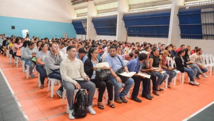 Jóvenes madrugan para buscar trabajo en programas de intercambios