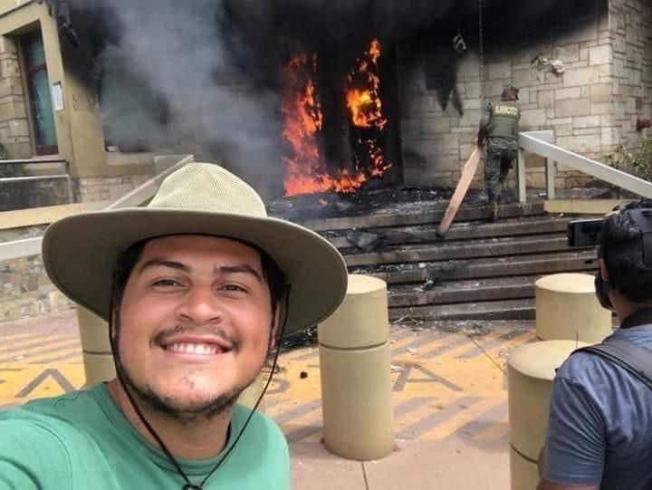 Ochoa posó sonriente cuando la Embajada de USA en Honduras fue quemada en 2009. 