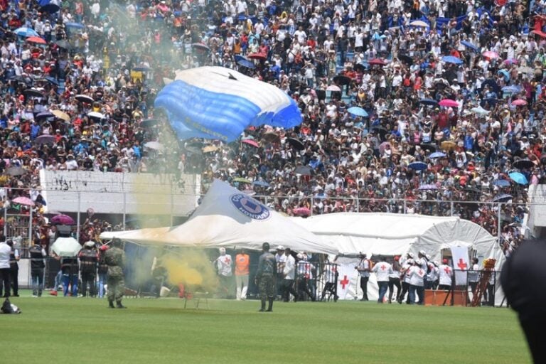 Paracaidista cae sobre carpa