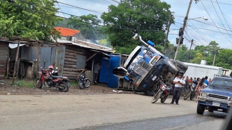 Registran la muerte de una persona tras volcamiento de rastra en Cortés