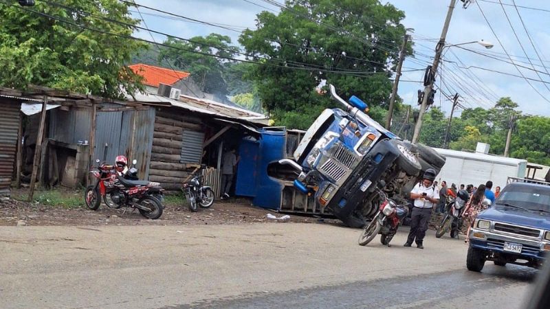 Registran la muerte de una persona tras volcamiento de rastra en Cortés