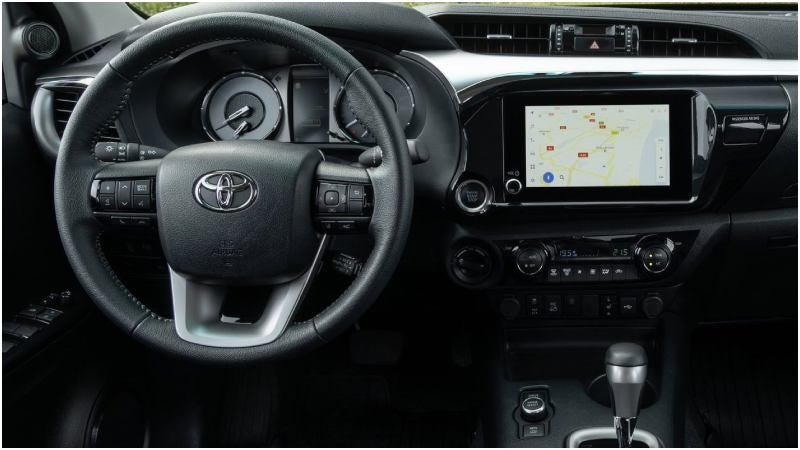 Interior del Toyota Hilux Hybrid 48V. 