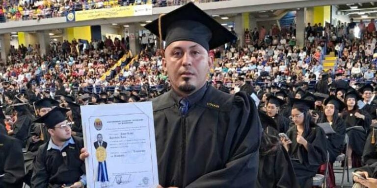 Jardinero de la UNAH recibe su título de licenciatura