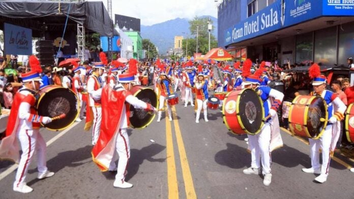 Más de 500 centros educativos desfilarán por las fiestas patrias en SPS