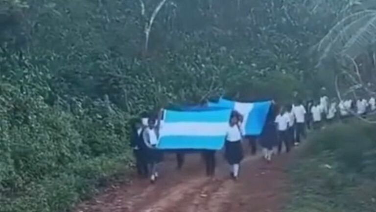 Estudiantes en El Paraíso desfilan en calle de tierra