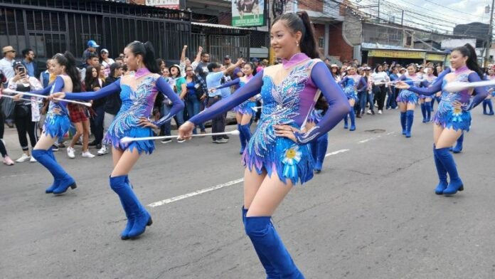 Palillonas bailan al ritmo de 