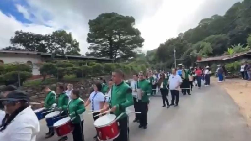 Jóvenes no videntes desfilan en Santa Lucía