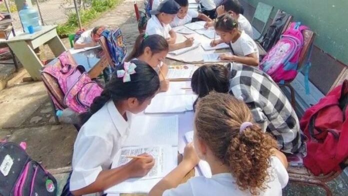 Niños en Copán reciben calses en el patio