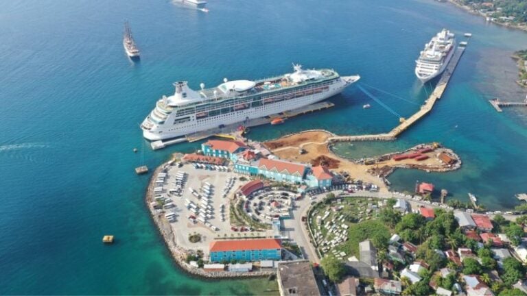 Temporada alta de cruceros en Roatán