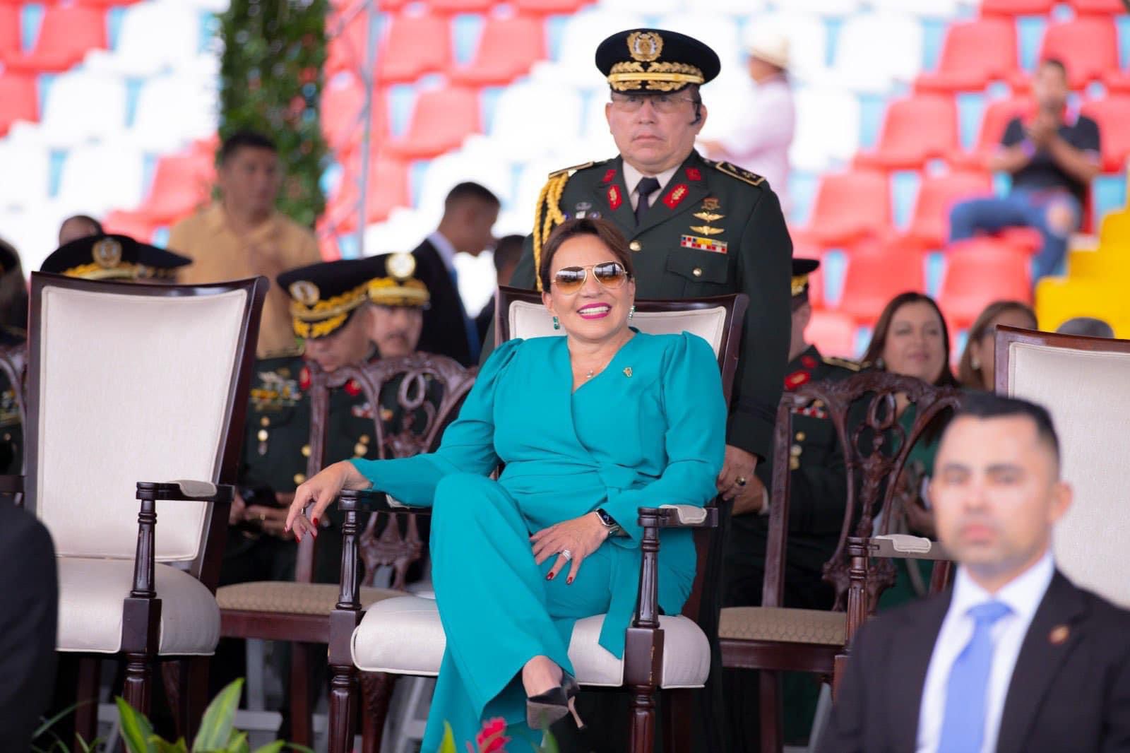 Xiomara Castro se mostró feliz en el Estadio Nacional. 