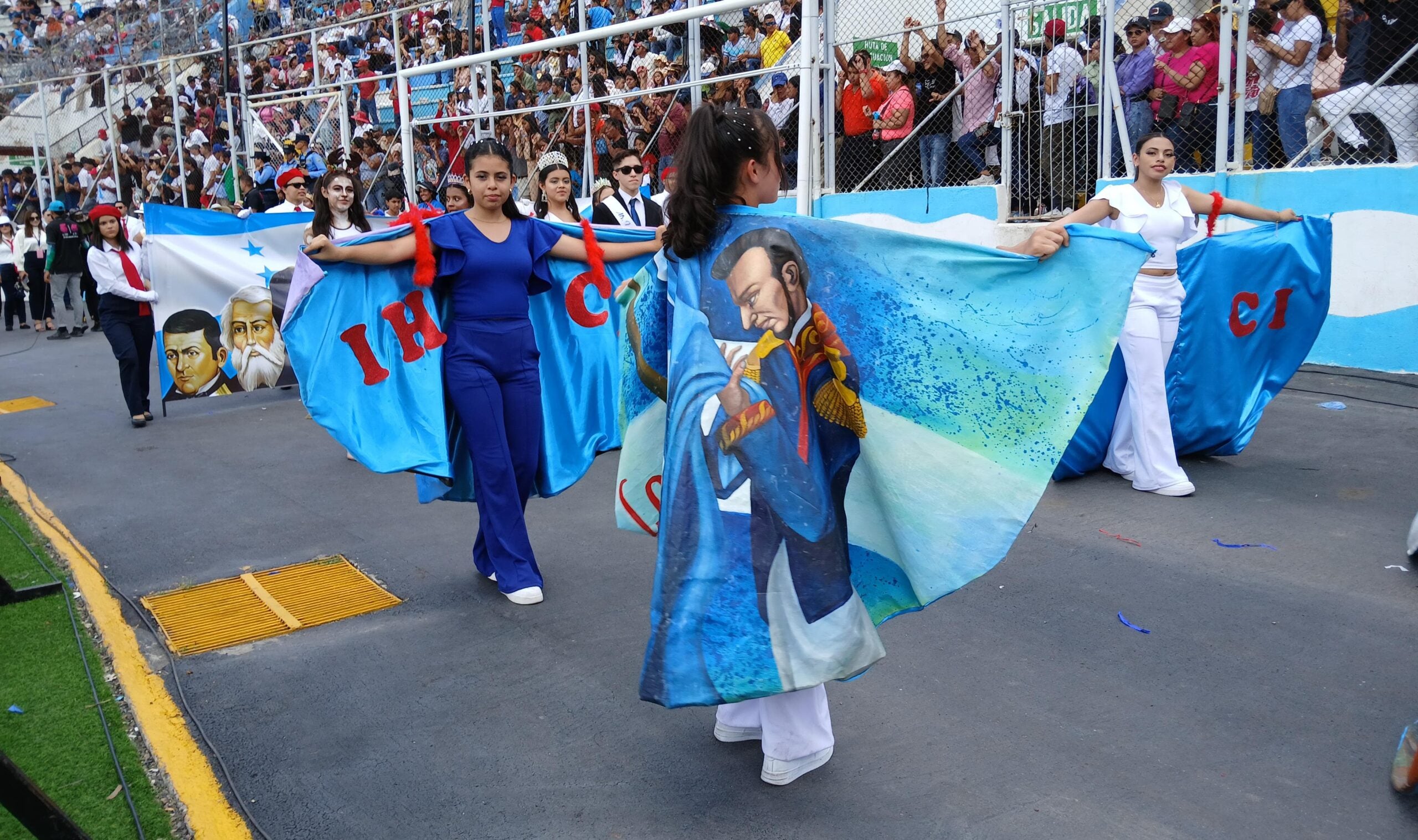 Con Fervor y patriotismo cautivaron los trajes típicos los institutos capitalinos