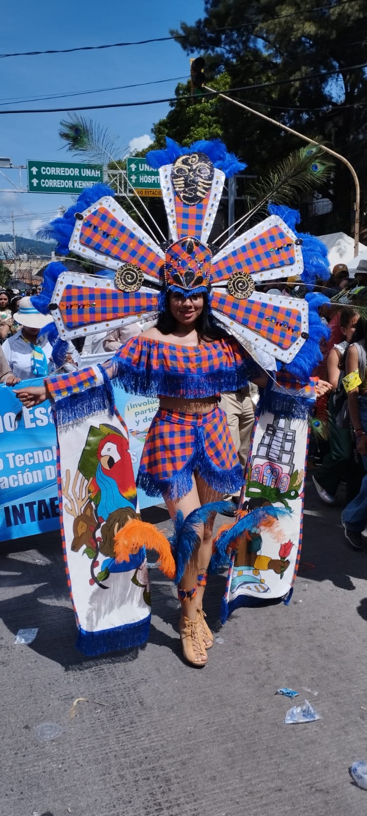 Con Fervor y patriotismo cautivaron los trajes típicos los institutos capitalinos