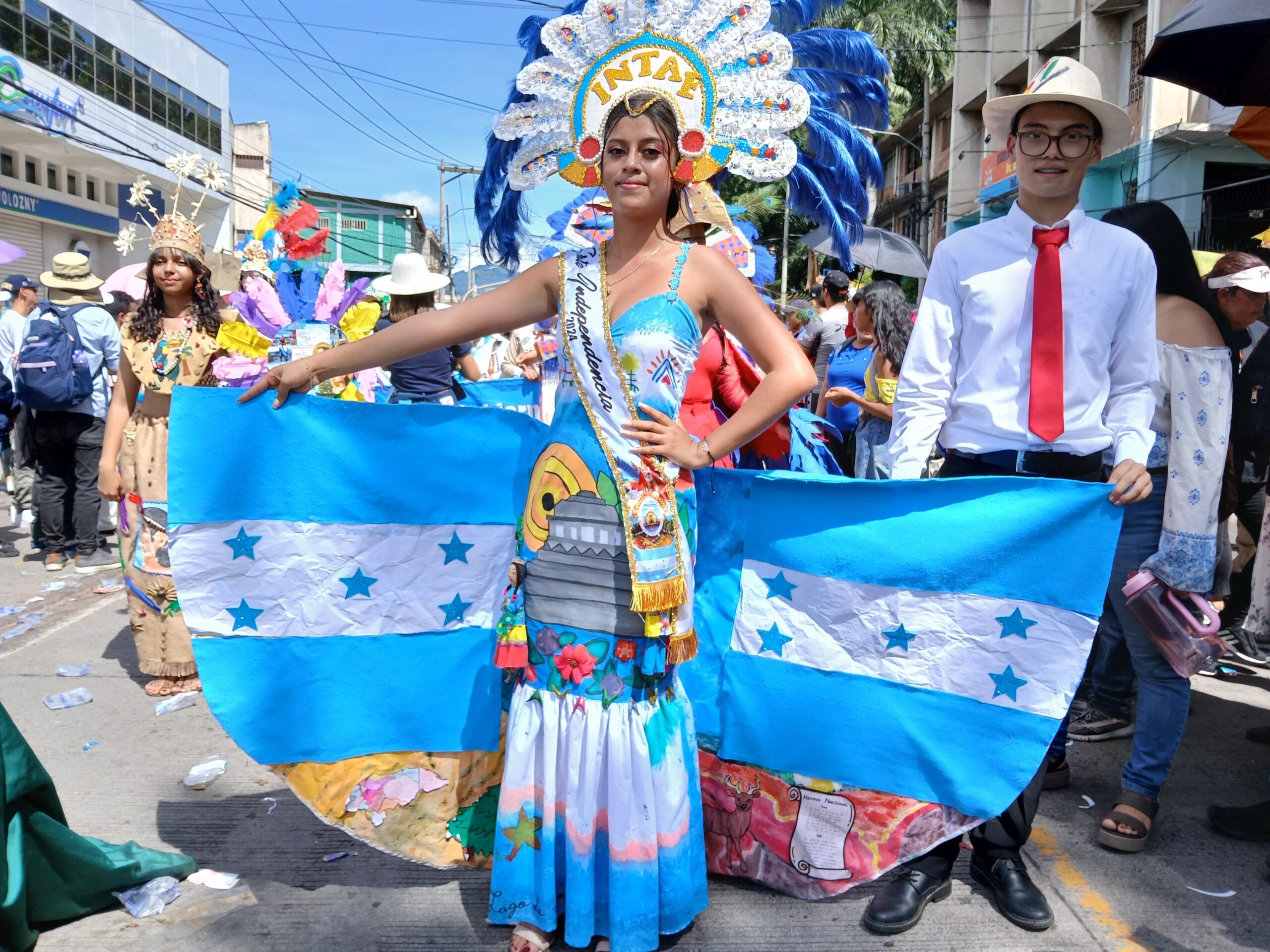 Con Fervor y patriotismo cautivaron los trajes típicos los institutos capitalinos