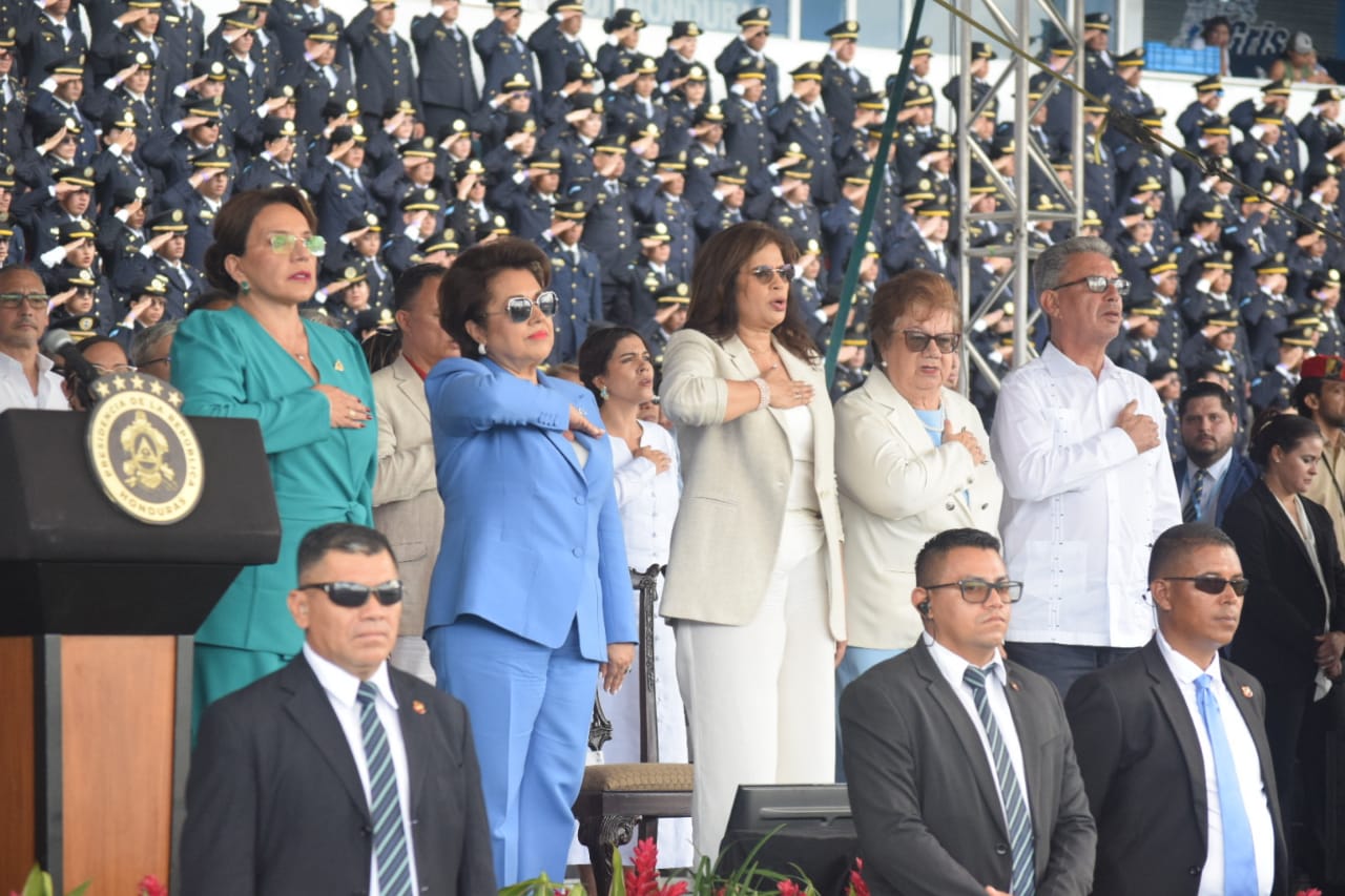 Cantante de ópera profesional, Melina Pineda, entona el Himno Nacional en los desfiles