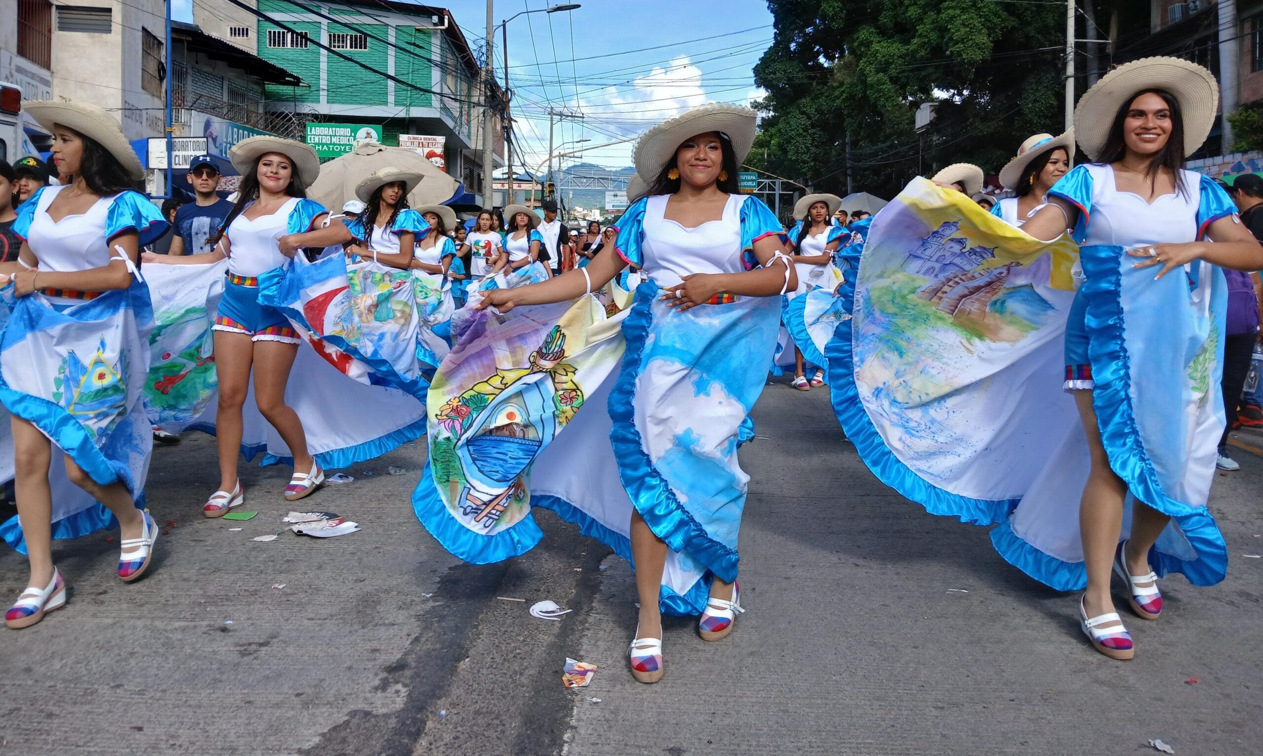 Con Fervor y patriotismo cautivaron los trajes típicos los institutos capitalinos