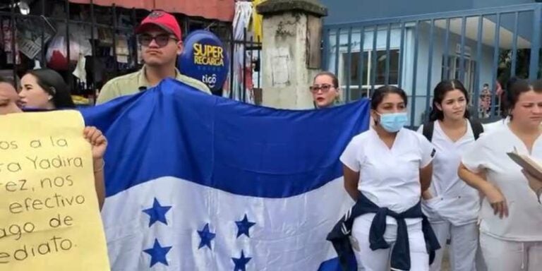 Personal médico del IHSS mantiene protesta por segundo día en SPS