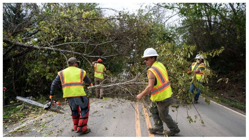 Unidades de emergencia realizan limpieza por los daño causados por el huracán.