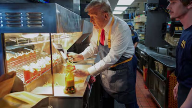 Trump se viste de empleado de McDonald's para desacreditar a Harris