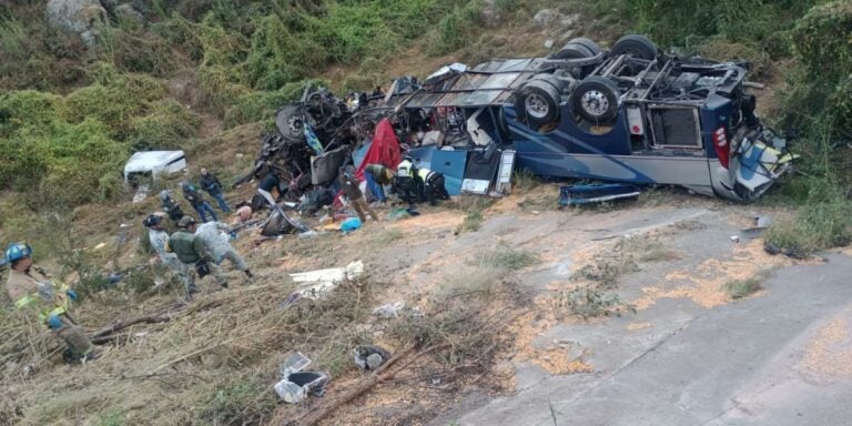 19 muertos y 6 heridos tras colisión entre autobús y camión en México