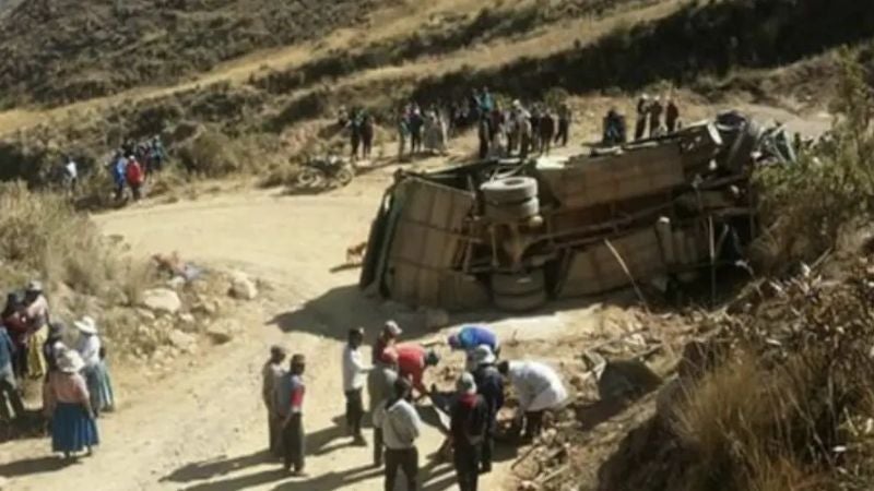 Caída de autobus deja al menos ocho muertos y nueve heridos en Bolivia