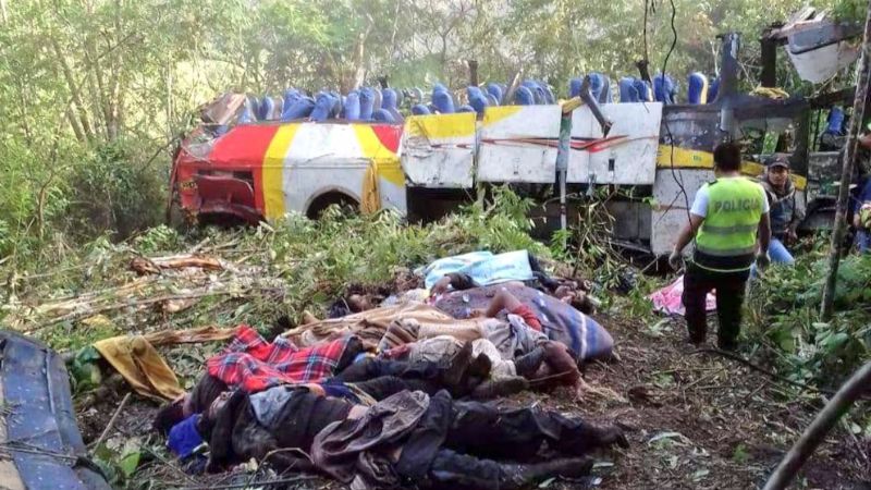 Caída de autobus deja al menos ocho muertos y nueve heridos en Bolivia