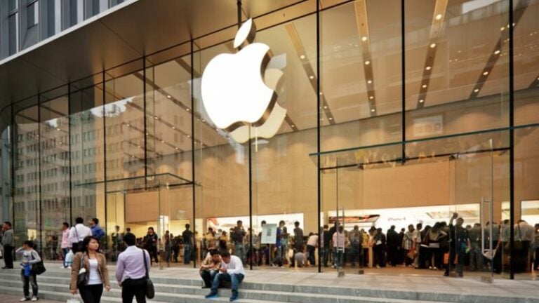 Apple se compromete a aumentar sus inversiones en China