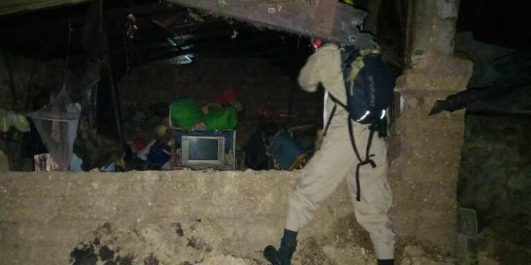 Rescatan a familia tras quedar atrapada en derrumbe de su casa en Copán