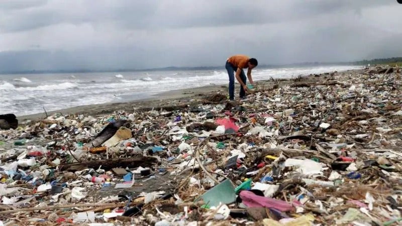 Pobladores de Bajamar se quejan por aleada de basura que llega de Guatemala