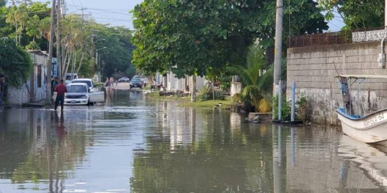 Alerta por marejada que afecta al barrio La Barra en La Ceiba