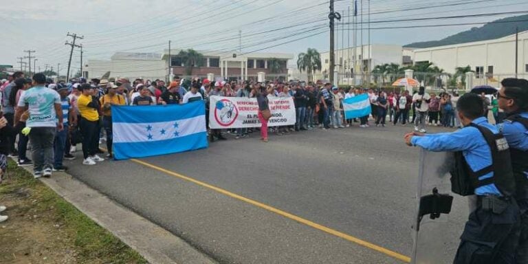 Exempleados exigen sus prestaciones tras cierre de otra maquila en Villanueva