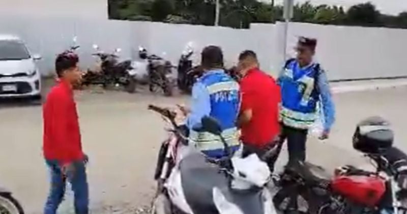 Captan a policía golpeando a un motociclista en La Lima, Cortés (1)