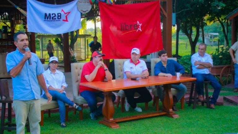 Carlos Zelaya reaparece en una reunión política en Olancho