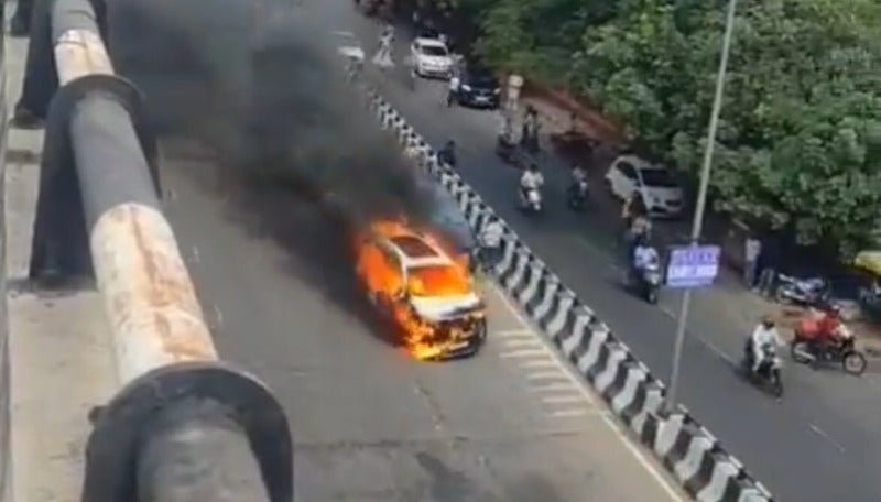 carro toma fuego carretera la India