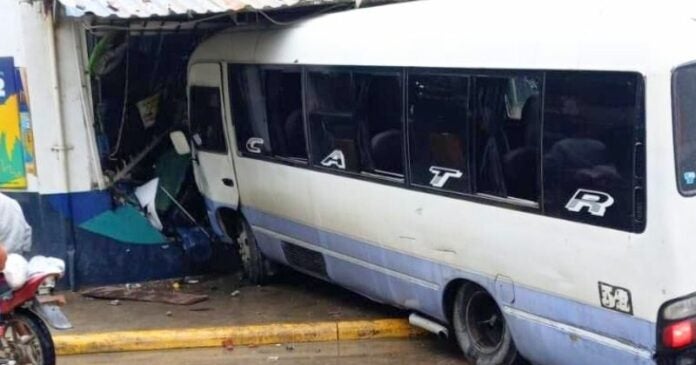 Conductor aparentemente ebrio se estrella contra un negocio en SPS