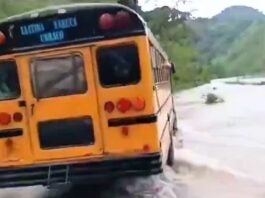 Conductor de bus se queda varado al intentar cruzar río en La Ceiba