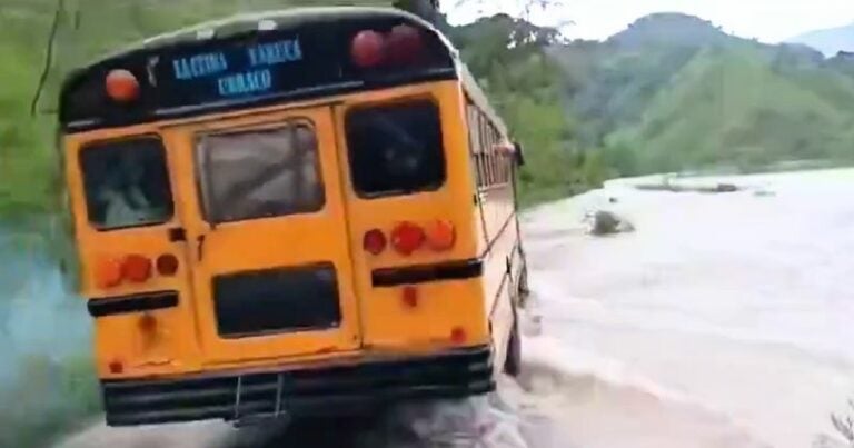 Conductor de bus se queda varado al intentar cruzar río en La Ceiba