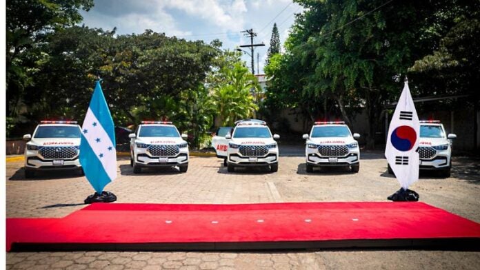 Corea del Sur dona cinco ambulancias tipo camioneta a la AMHON