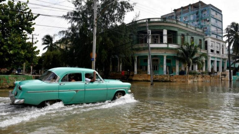 Emergencia persiste en este de Cuba por fuertes lluvias tras paso de Oscar y apagón