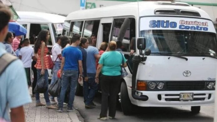 Decomisan unidades de transporte público por exceso de pasajeros