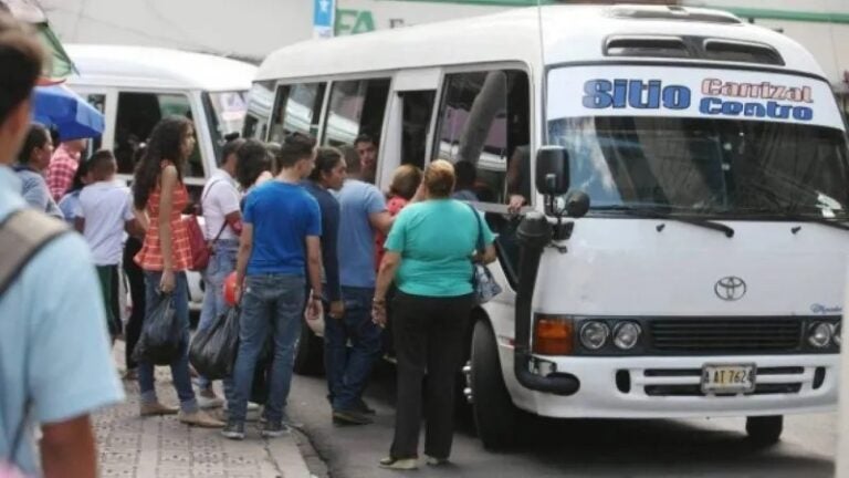 Decomisan unidades de transporte público por exceso de pasajeros