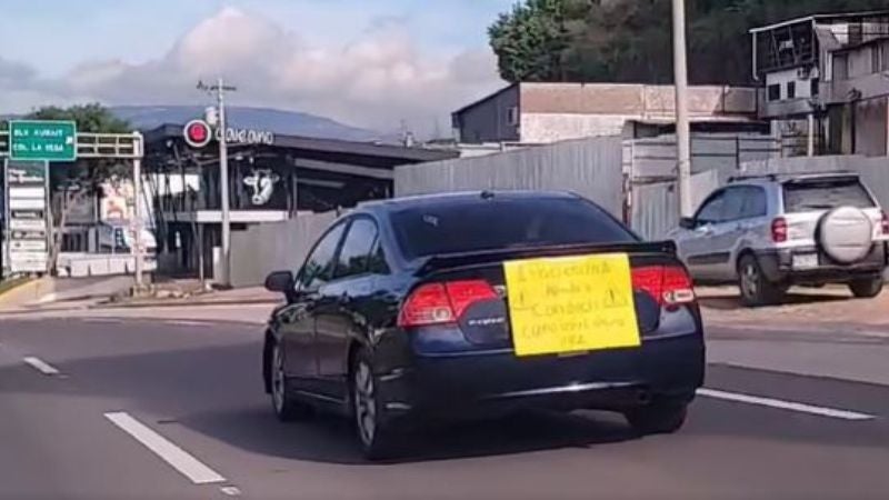 Captan vehículo en el Anillo Periférico de la capital con llamativo mensaje