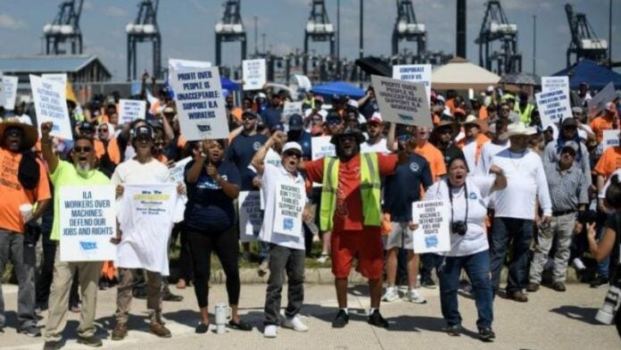 Trabajadores portuarios mantienen huelgas en puertos de USA