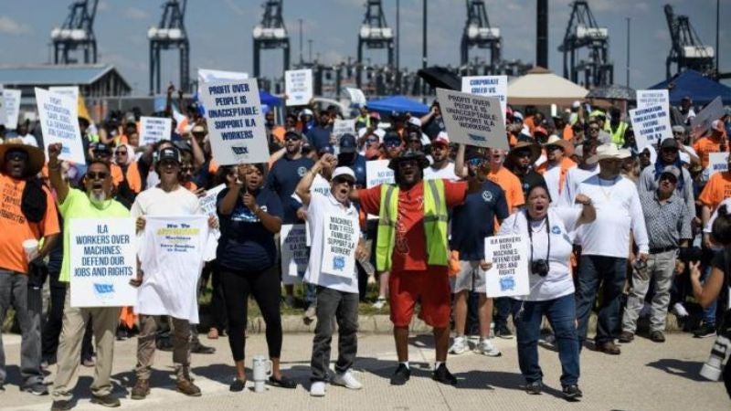 Trabajadores portuarios mantienen huelgas en puertos de USA