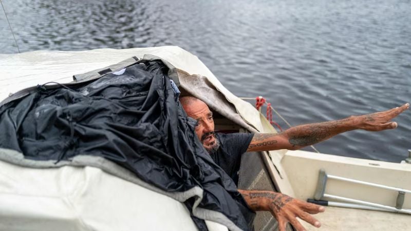 Hombre desafía al huracán Milton negándose a dejar su barco