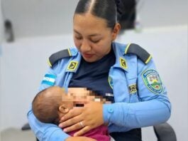 ¡Ejemplar! Policía hondureña amamanta a bebé abandonado en Siguatepeque