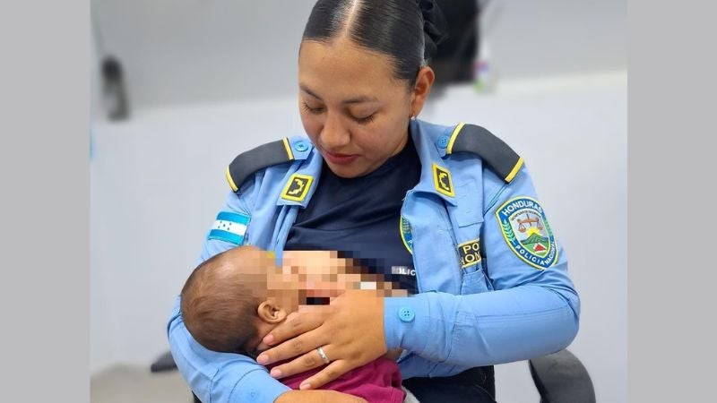 ¡Ejemplar! Policía hondureña amamanta a bebé abandonado en Siguatepeque