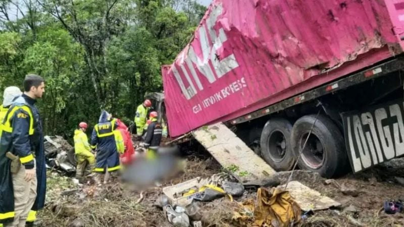 Nueve muertos en accidente de van que transportaba a equipo de remo en Brasil