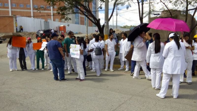 Estudiantes piden su beca; Sesal argumenta que la Católica debería tener su hospital