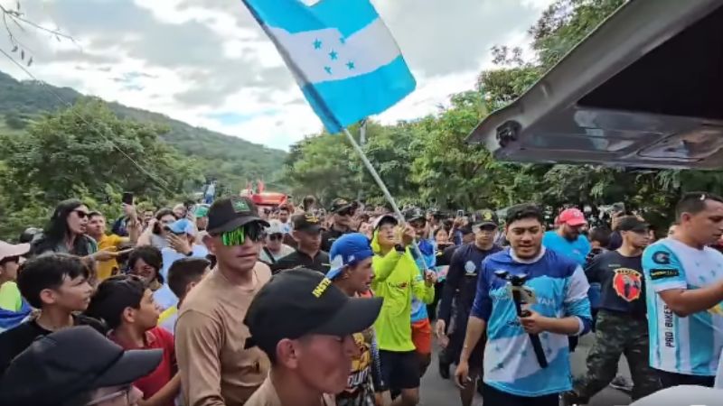 Alcade y pobladores reciben con algarabía a Fujiyama en Santa Rosa de Copán