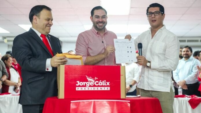 Jorge Cálix entrega firmas